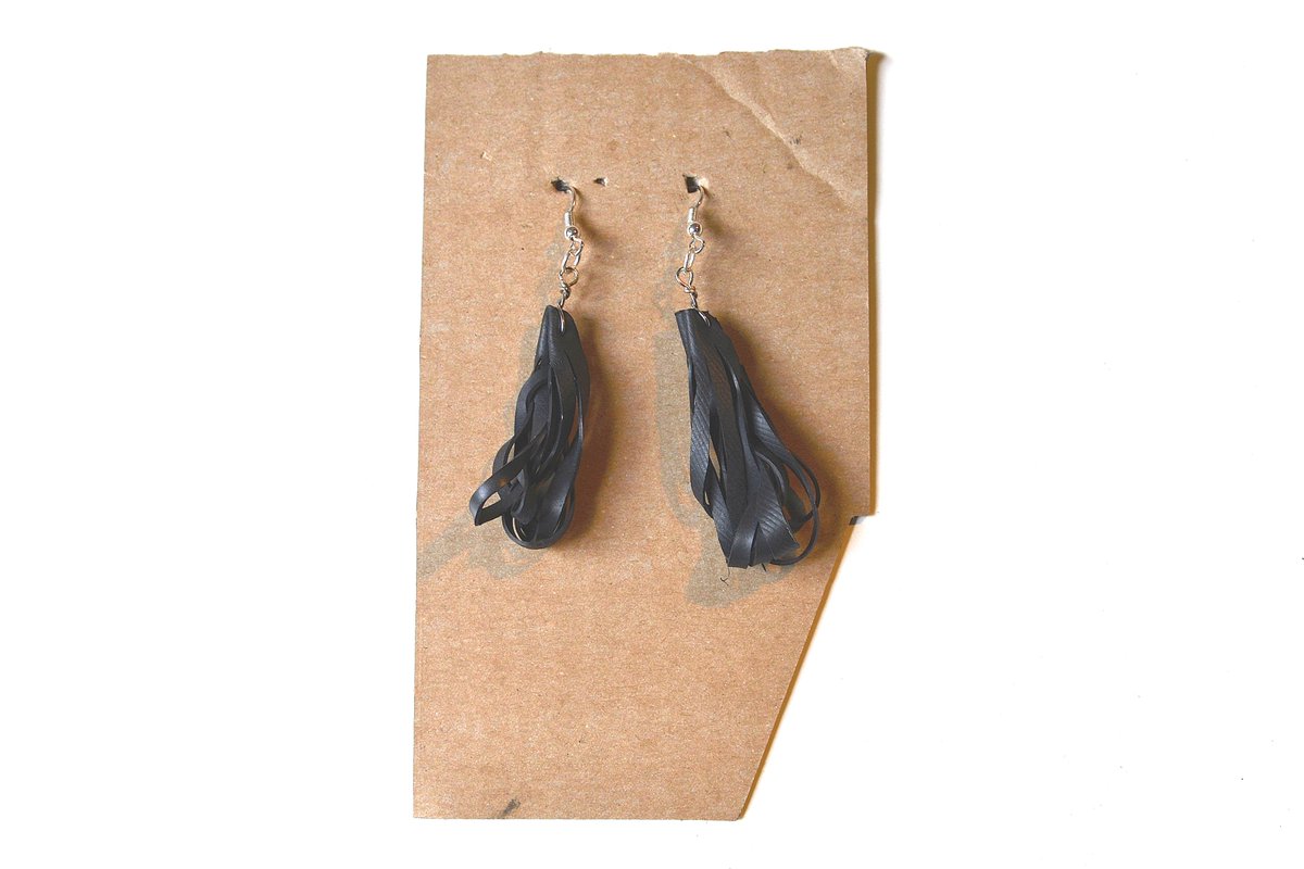 it_s_rayka's tweet photo. Out of inner tubes and still looking so feminin! Love what you can do out of "waste"! Check out more stuff #upcycle https://t.co/5kZz33nf4Y
