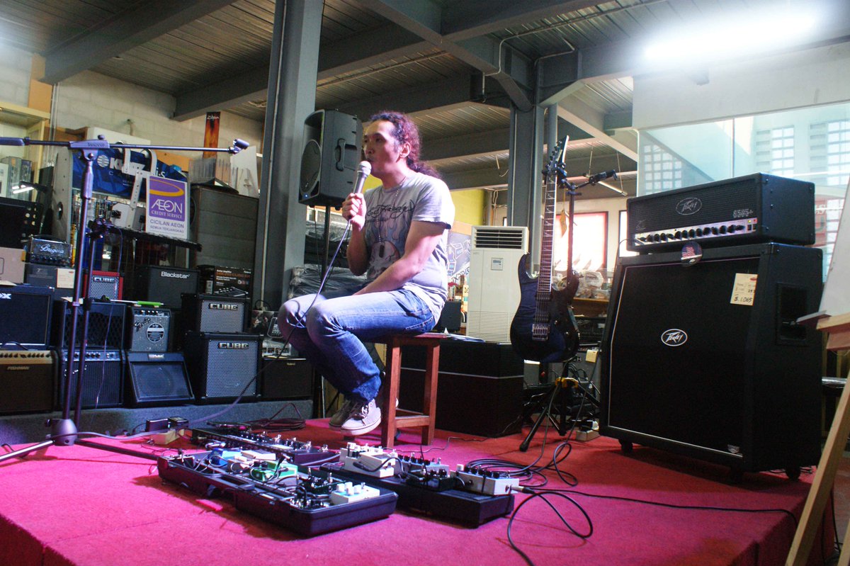 chicsmusik's tweet image. yg ga smpat dtg d acara #bedahmusik volume1 bntar lg kt akn bhas bareng brsma @AndyOwenHimself ikutin trus twt kt ya