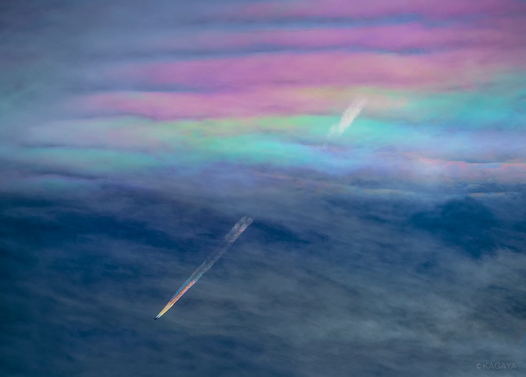 息を飲む美しさ 彩雲をくぐり五色の雲をひいて飛んでゆく飛行機の姿をとらえた空の写真 Togetter