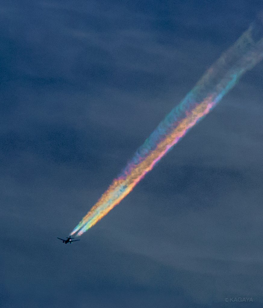 虹色の飛行機雲。
彩雲をくぐったその飛行機は、五色の雲をひいて飛んでゆきました。
（山梨県忍野村にて一昨日撮影、超望遠レンズ使用）
わたしも初めて見る鮮やかな現象に驚きました。