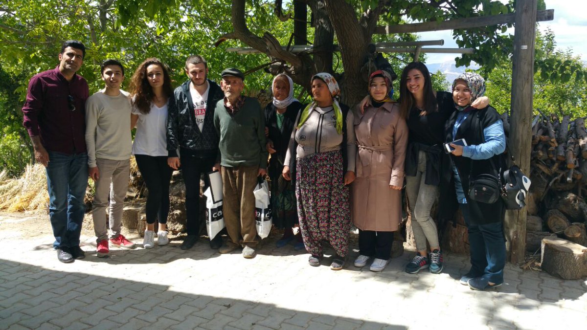 Edebiyat Kulübü 'Oğlum yüzme bilmezdi' diyen, Ayşe annemizi 'yılın annesi' seçti. İşte ziyaretmizden kareler...