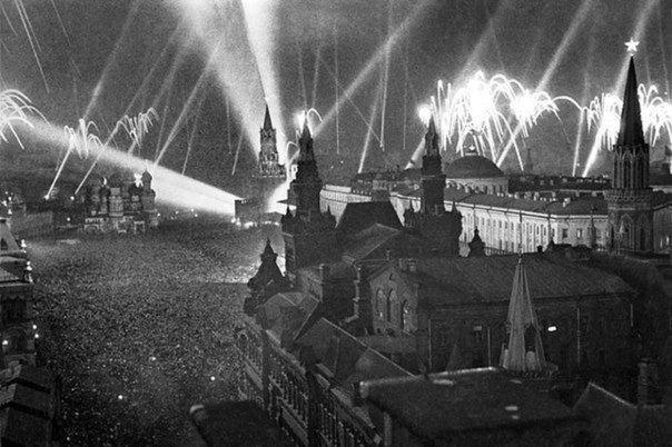 Настоящий Салют Победы! Снимок 9 мая 1945 года.