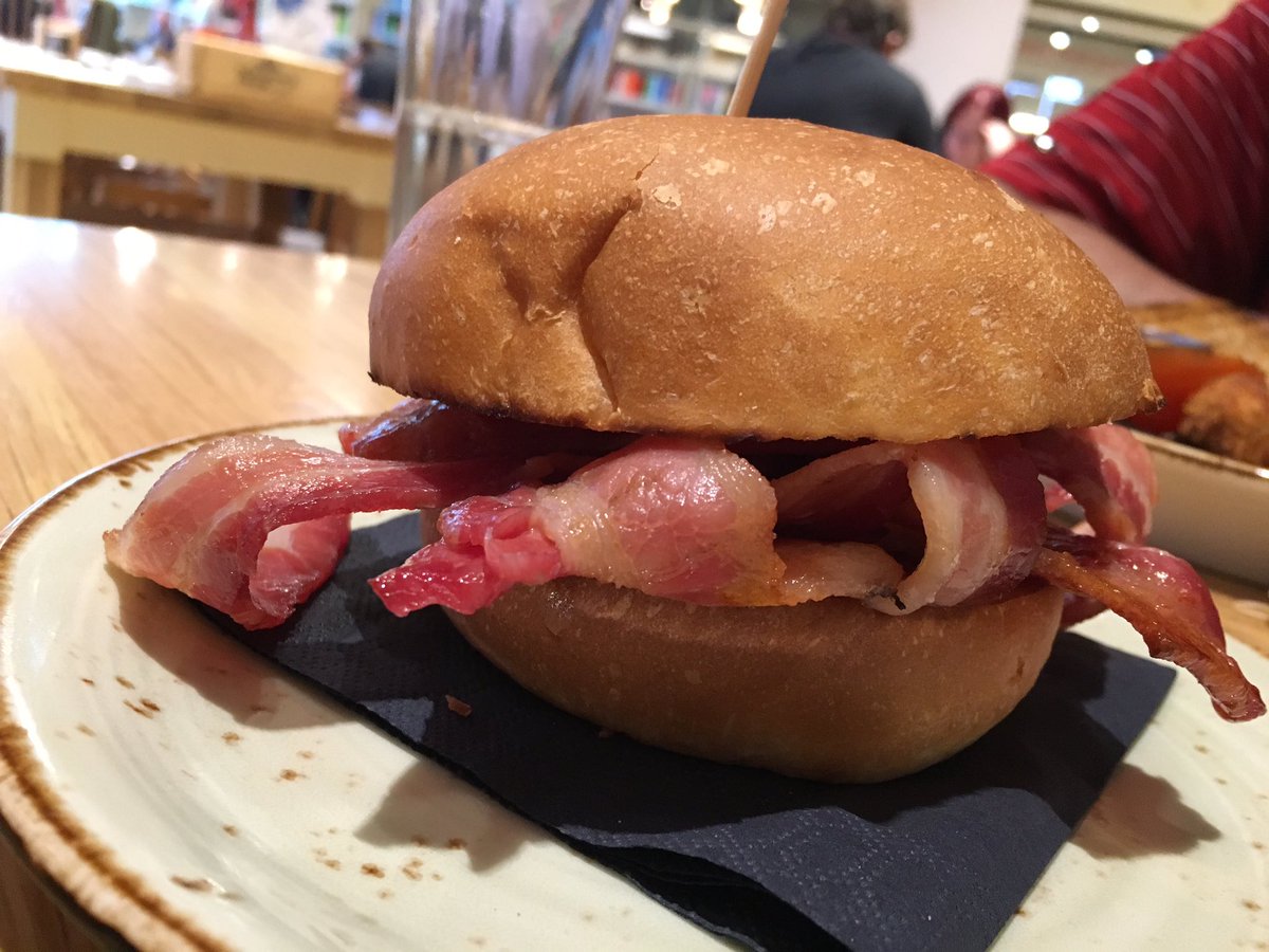 TheSmithPlays's tweet photo. So UK people, I just ordered breakfast,and what came out is like 5 strips of bacon in a bun😂 Is this normal? https://t.co/eFglOjSnnV