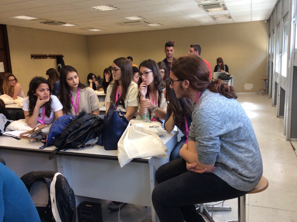 microsoftitalia's tweet photo. #pinkhackathon, parte la sfida, le ragazze realizzeranno un'idea con tema "valorizzare il territorio" #NuvolaRosa https://t.co/9m6orQS71n
