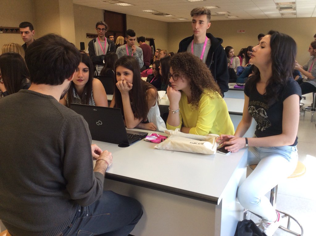 microsoftitalia's tweet photo. #pinkhackathon, parte la sfida, le ragazze realizzeranno un'idea con tema "valorizzare il territorio" #NuvolaRosa https://t.co/9m6orQS71n
