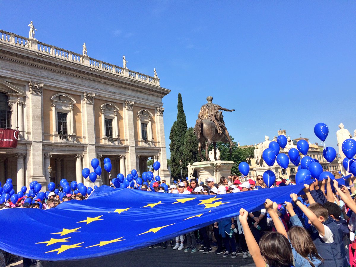 #FestaEuropa in Piazza del Campidoglio con @FedericaMog, @sandrogozi e i bambini delle scuole di @Roma. #EuropeDay
