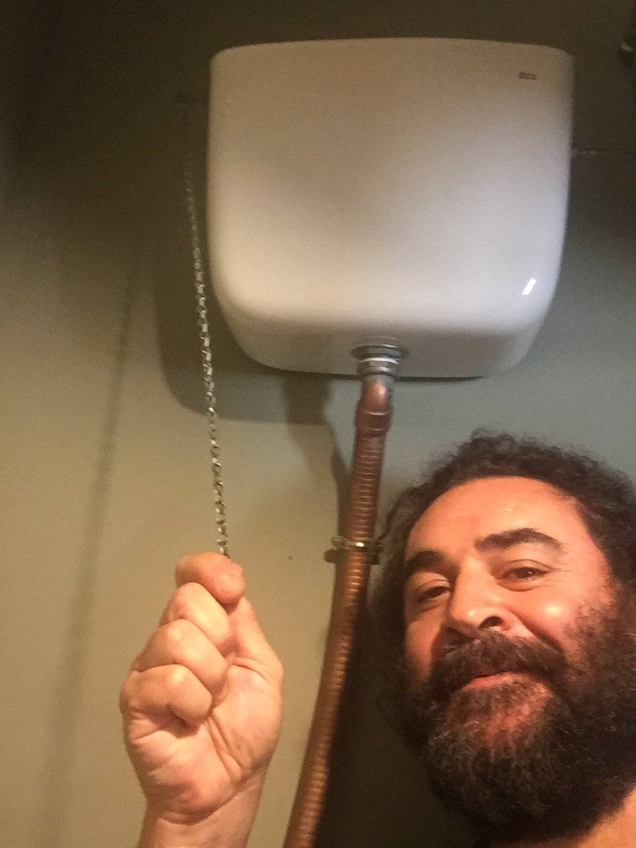 MiguelelSevilla's tweet photo. Qué alegría entrar en un WC y encontrarme con una sisterna de cadena https://t.co/0Joh0hcMDl