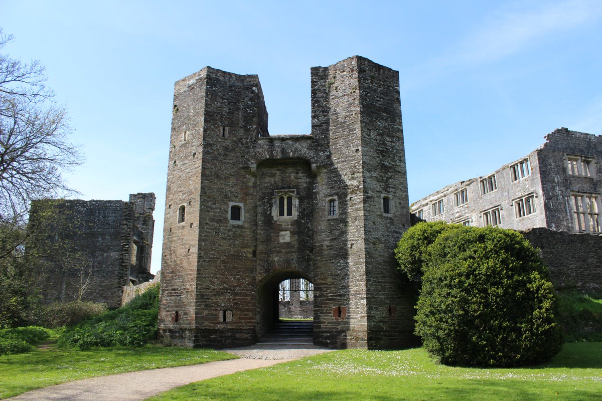 Frommoortosea's tweet photo. Beautiful day @EnglishHeritage #BerryPomeroy last week @visitsouthdevon  @visitsouthwest #ghosts #haunted https://t.co/byykLgf0MM
