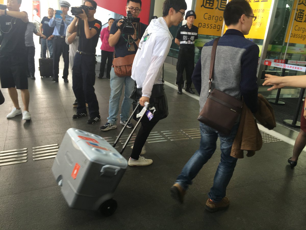 CGTNOfficial's tweet photo. Sichuan airport opens fast track for donated lungs in line with #greenpassage mechanism #LifevsTime https://t.co/xYctszcKed