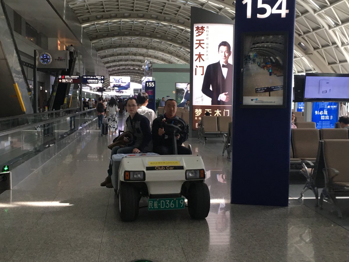 CGTNOfficial's tweet photo. Sichuan airport opens fast track for donated lungs in line with #greenpassage mechanism #LifevsTime https://t.co/xYctszcKed