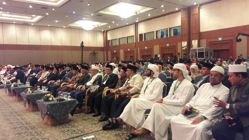 DrHassanQadri's tweet photo. Dr Hassan attending the 'International Summit of The Moderate Islamic Leaders' (ISOMIL) at Jakarta, Indonesia. https://t.co/fgKD8tJzlM
