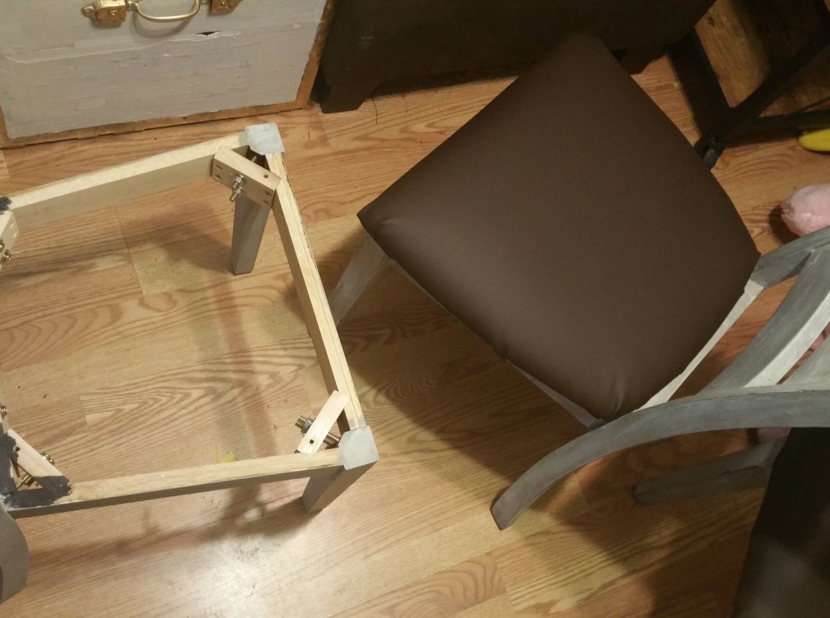 HSGroveNC's tweet photo. Hand crafted chairs and barn door table in its new home. #enjoysunnyside #sweetbcreations #repourposed #handcrafted https://t.co/Pda0U2TWA8