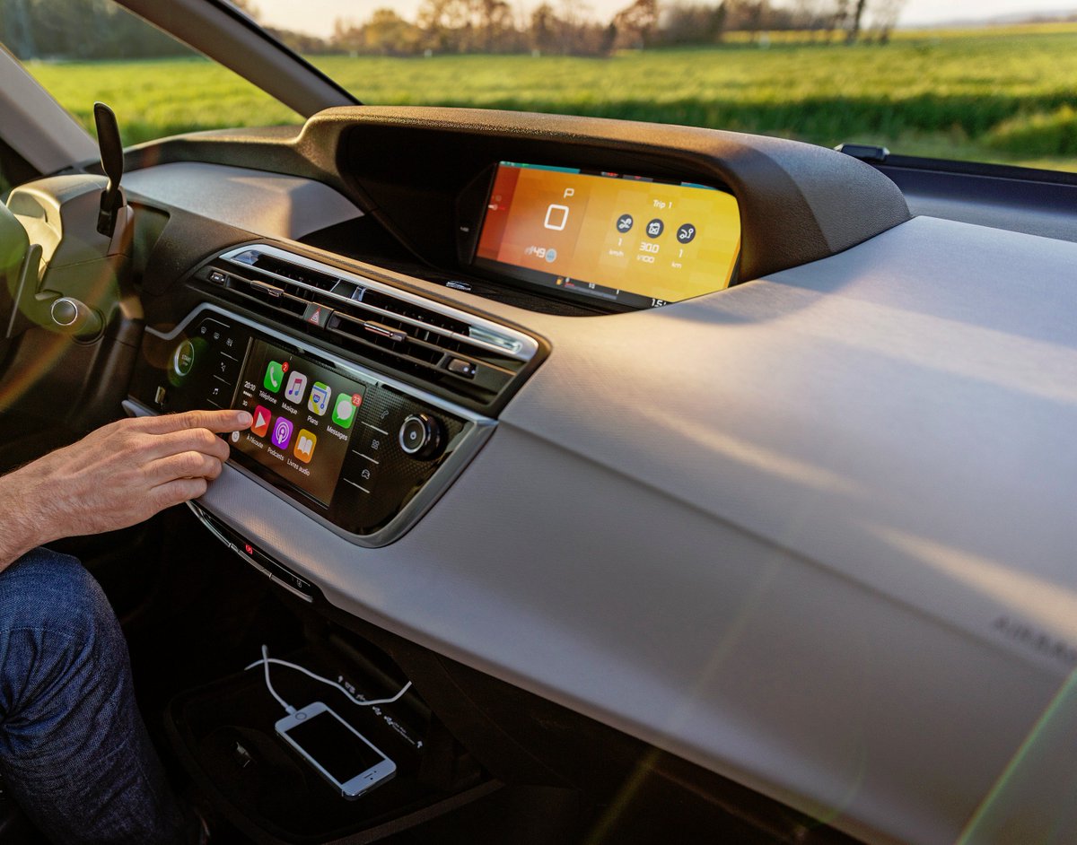 citroenitalia's tweet photo. Nuova #CitroënC4Picasso: design e comfort, un nuovo invito al viaggio! 👪 🚙 https://t.co/Ne7FAkBlpo