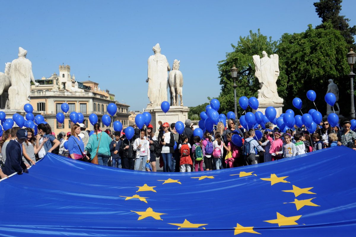 Roma's tweet photo. #EuropeDay, foto della festa in piazza Campidoglio con 1500 studenti, @FedericaMog e #Tronca https://t.co/4h8zDYTJoR https://t.co/cIAvPcPzwx