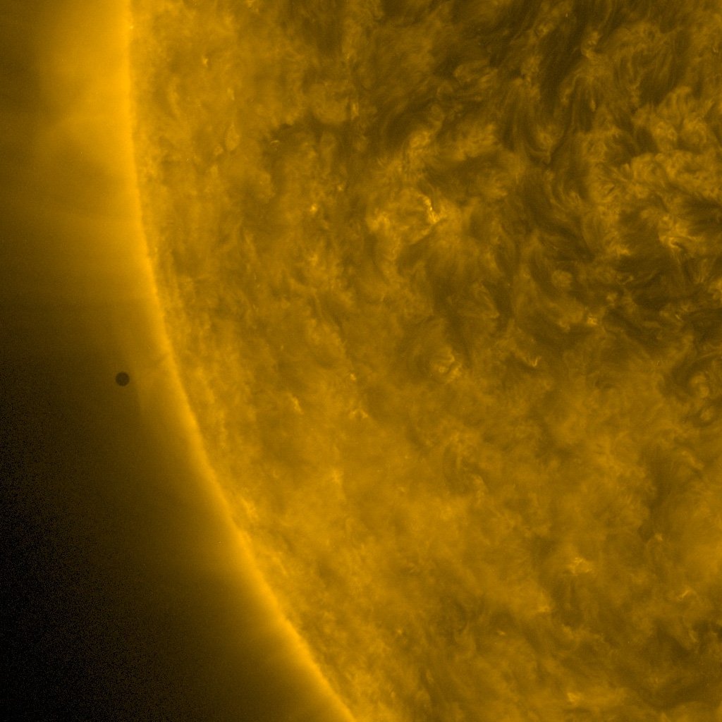 AstroPratica's tweet image. Ancora una immagine dalla sonda #SolarDynamicsObservatory, con #Mercurio ormai prossimo al transito!