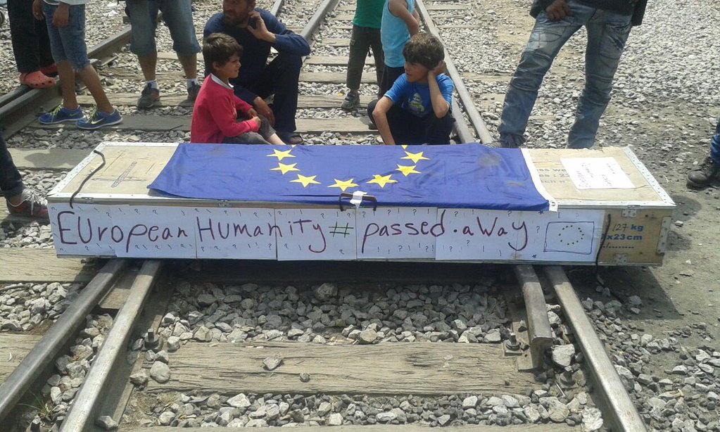 Voicesonsite's tweet photo. Así celebran en #Idomeni el día de hoy.... Fotografía: Quasey Loubani #WeDenounce https://t.co/wLZ47asuKg
