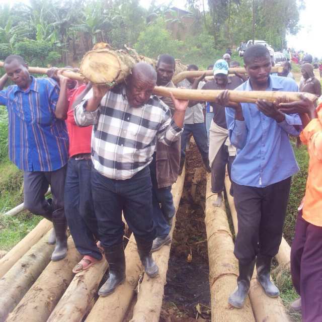 aasiimwe's tweet photo. As part of GoR response to tragedy of landslides  N. Province chief sleeves up to help his popn find solutions https://t.co/ehpTjs6jXM