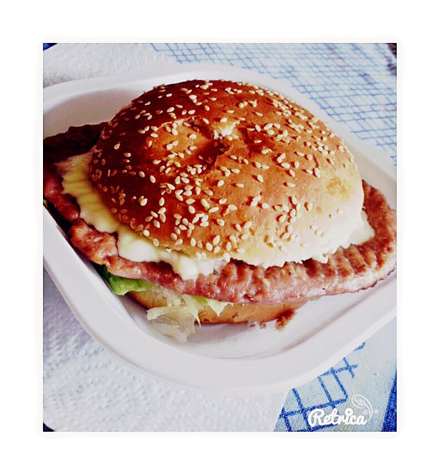 selenegrasta's tweet photo. #Hamburger #di #pollo 🍔🍹😋😄😄 https://t.co/woId7LE8a1