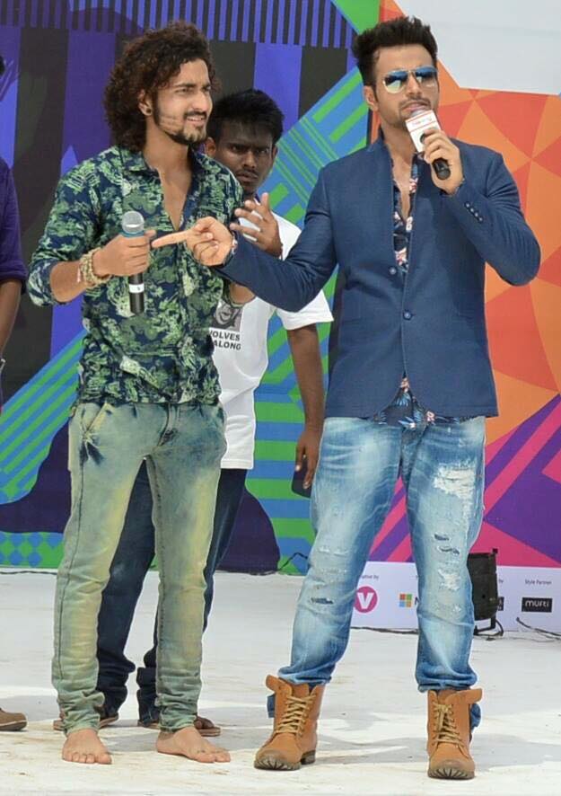 AshvikRithAsha's tweet photo. Rithvik Dhanjani with Ravi Meena on the stage of V Distraction #MicrosoftVFest https://t.co/2Ib8vepWg3