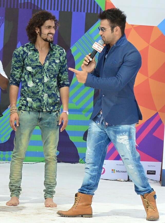 AshvikRithAsha's tweet photo. Rithvik Dhanjani with Ravi Meena on the stage of V Distraction #MicrosoftVFest https://t.co/2Ib8vepWg3