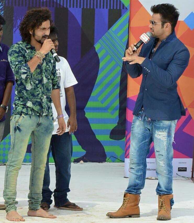 AshvikRithAsha's tweet photo. Rithvik Dhanjani with Ravi Meena on the stage of V Distraction #MicrosoftVFest https://t.co/2Ib8vepWg3