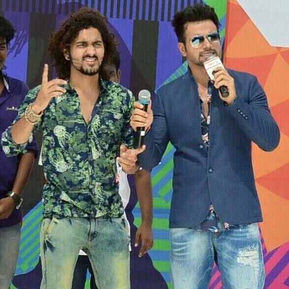 AshvikRithAsha's tweet photo. Rithvik Dhanjani with Ravi Meena on the stage of V Distraction #MicrosoftVFest https://t.co/2Ib8vepWg3