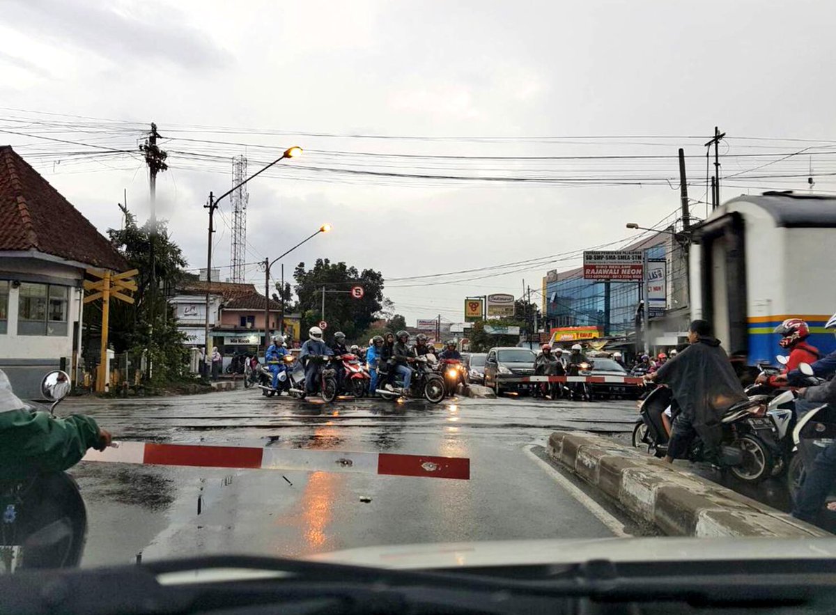 bisa berkendara, tidak bisa berlalu-lintas. jangan ditiru. omat.