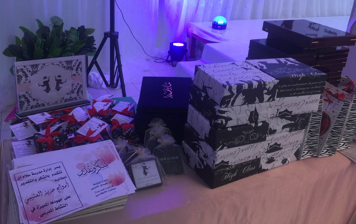 Salamschool_'s tweet photo. تكريم القائدة .. عائشة الآكلبي للمعلمات 🎁 https://t.co/4BTQailBPG