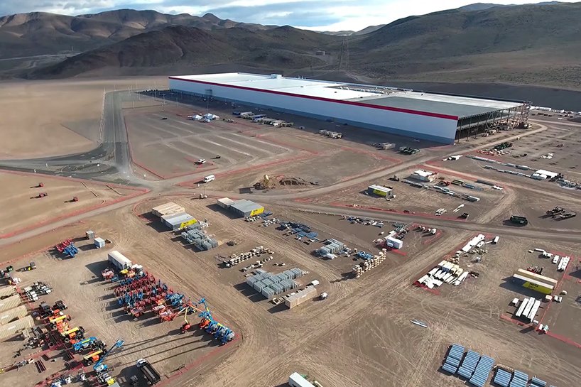 uAbureau's tweet photo. drone documents construction progress at tesla's gigafactory https://t.co/ryCNAzBHn0 #construction #buildit https://t.co/DLei89ctD7