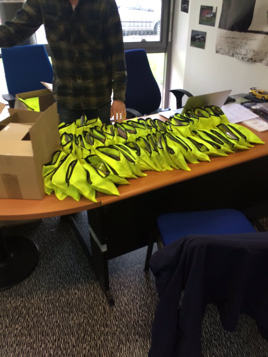 On prépare des goodies pour demain grâce à nos partenaires ! #sécuritéRoutière #jpr @kedgebsBDX <a href="/Michelin/">Michelin</a> <a href="/La_LMDE/">LMDE</a>