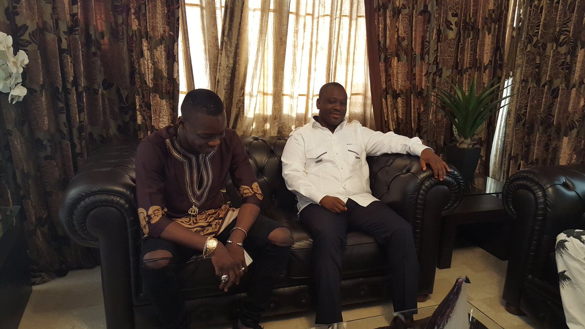 husseinkouame's tweet photo. Le PAN @SOROKGUILLAUME reçoit l'artiste SIDIKI DIABATE pr le remercier d'être passé pour chanter à son anniversaire https://t.co/wSRZXwfJgT
