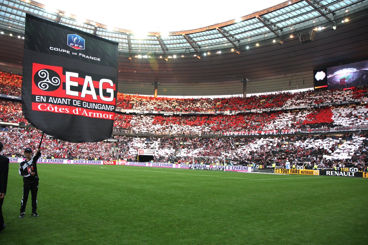 EAGuingamp's tweet photo. 🏆 #CDF2009 : le tifo du virage guingampais avant le début de la rencontre... https://t.co/fDMfaqmuQe