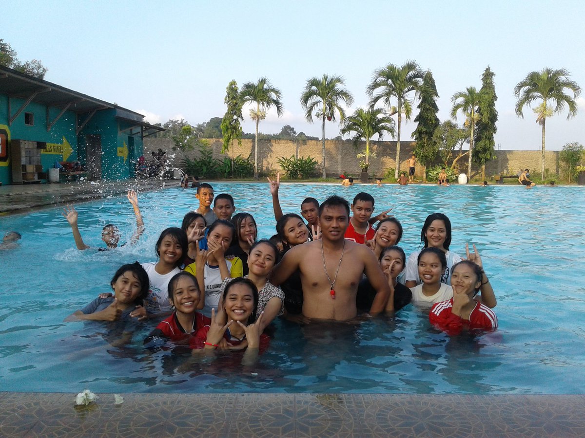 cokrookok's tweet photo. Renang bareng https://t.co/NEVw15q5Uy