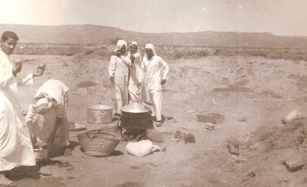 abulaseel's tweet photo. عام 1388هـ ـ 1968م في المقيطع بين الجموم وعسفان ،، مزاح بين إبراهيم بن عواد الأحمدي وجابر بن حامد الحازمي رحمه الله https://t.co/qO9qe2IJz5