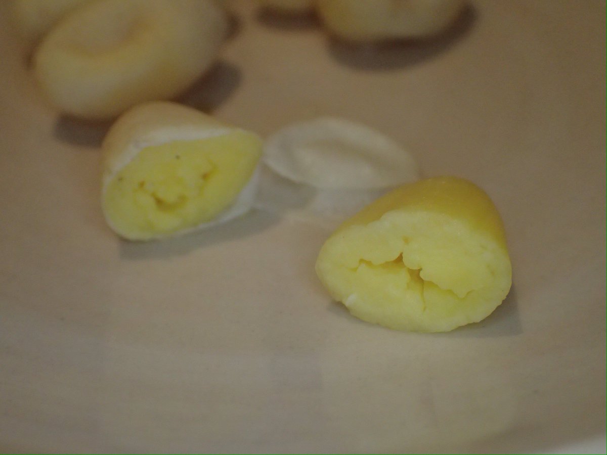 3/3 トカゲの卵の殻はビニールのような質感だが、茹でてもそれは変わら