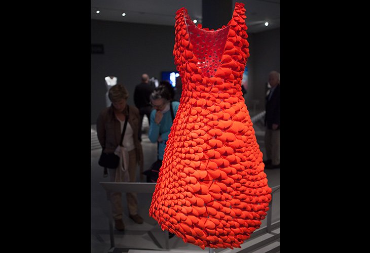 ScienceNews's tweet photo. +1,600 nylon plastic pieces behave as continuous fabric in this 3-D printed dress: https://t.co/aMIIqIMWCm https://t.co/5iOfsV4Pcv