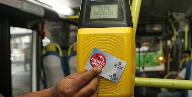 UOL's tweet image. Em SP, passageiros poderão pagar corridas de #Uber com cartão de ônibus bit.ly/1rKuyrn