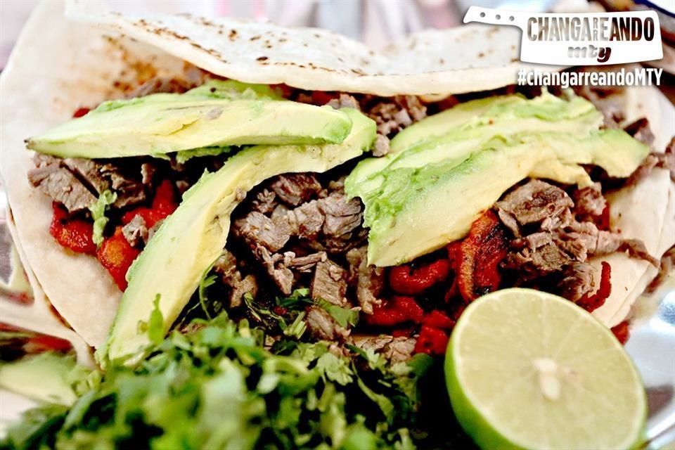 Changarreando Tacos de bistec y trompo ofrece El Crisor, en Santa