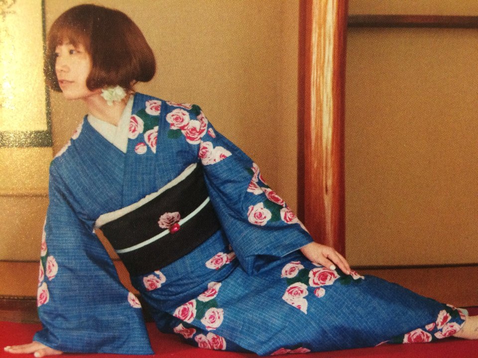 Salomery's tweet photo. ファンクラブの会報(シャチョーの)に載ってたYUKIの着物姿かわいい…けど最後のはわざとなんだろうけど、なんでこんな乱れた着付けなんだろう… https://t.co/yLK0vsg0ST