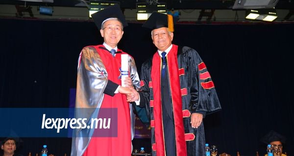 lexpressmaurice's tweet photo. Ban Ki-moon fait Doctor of Civil Law honoris causa
> https://t.co/m6H74EadJM https://t.co/vNhsculGnn