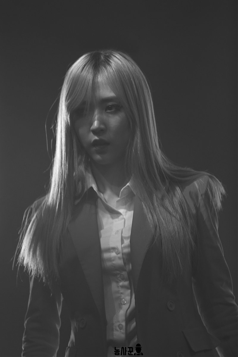 MMM_farmer's tweet photo. 진짜 눈빛으로

#마마무 #문별 https://t.co/sUCL5Z7ytI