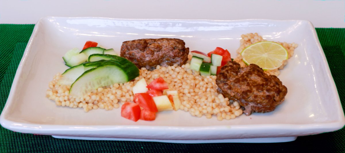 Köfte met couscous salade van <a href="/Fijnproever_com/">Taurai Becker van fijnproever.com</a> #groentehelden #couscous #salade #recept goo.gl/KBYwuU