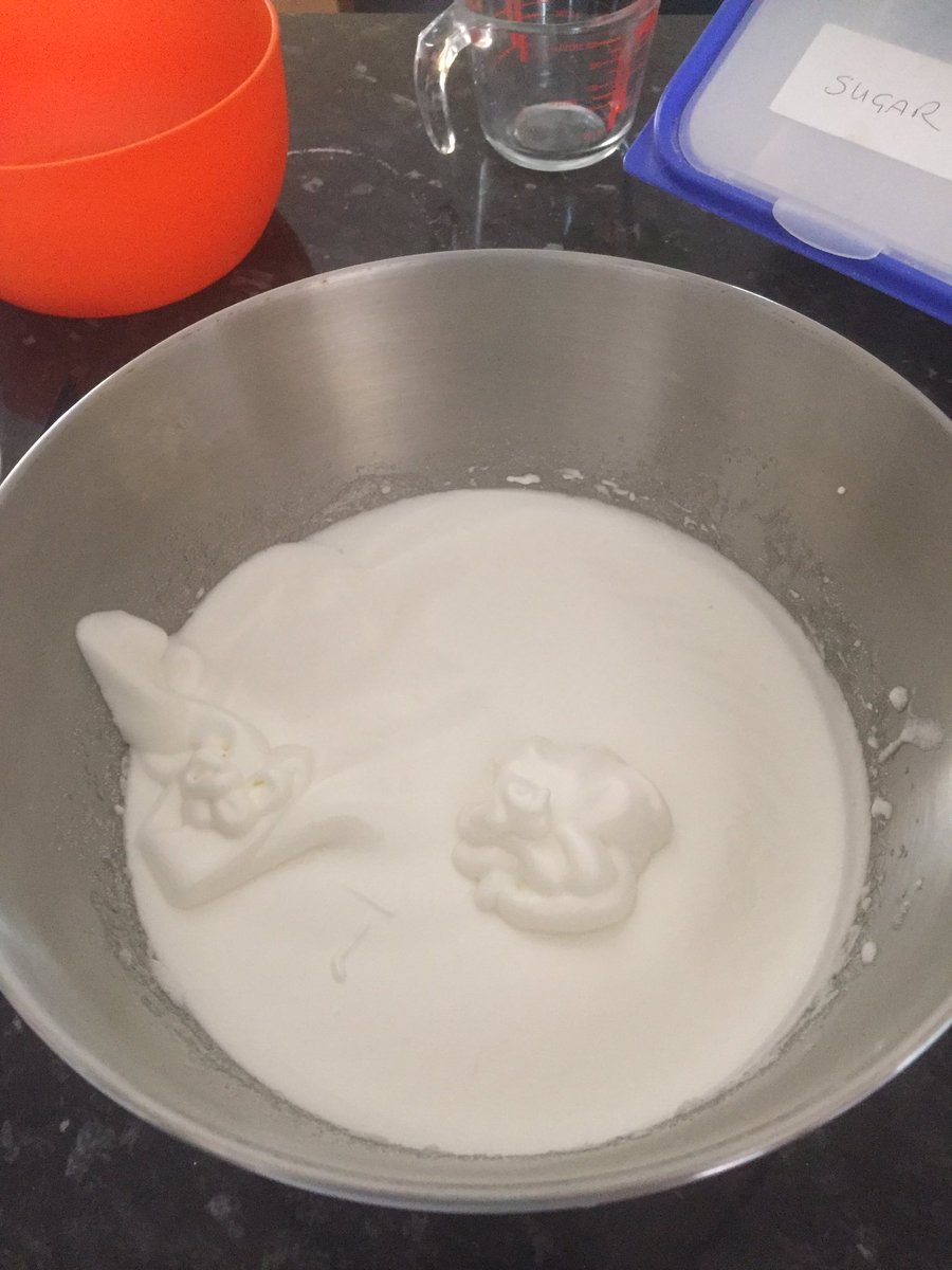 JagexCake's tweet photo. Guess what Cakey is making. :D #CakeBakes #ScapeFuel https://t.co/cqLER64ARc