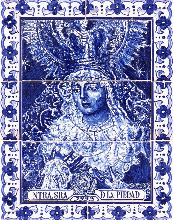 PasionEcijana's tweet photo. Azulejo de Nuestra Señora de la Piedad (@LaMercedEcija) en la calle que lleva su nombre. https://t.co/rlP0r5LYpF