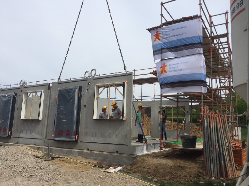 bastiaan171912's tweet photo. Eerste wand geplaatst door Heemwonen, gemeente Landgraaf en @JongenBouw bij 24 woningen te Landgraaf #ssb #pluswonen https://t.co/BVqcFN5h6Z