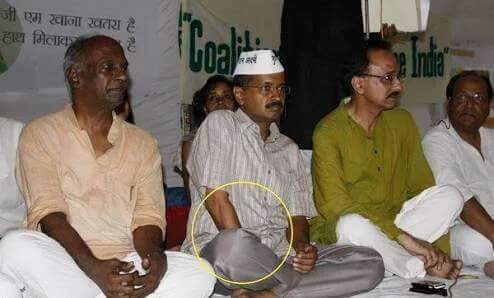 BAAHUBALII's tweet photo. केजरीवाल जी खाली टाइम मे खुद की डिग्री चैक करते हुए 😂😂 https://t.co/4U777Pr20W