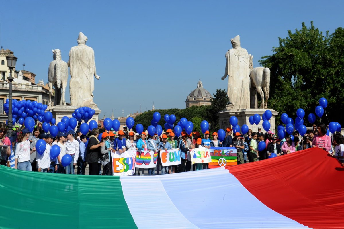 Roma's tweet photo. Sole, bandiere,palloncini: #EuropeDay con #Tronca @sandrogozi @FedericaMog  @europainitalia 
https://t.co/4h8zDYTJoR https://t.co/rhvYJ0WUCs