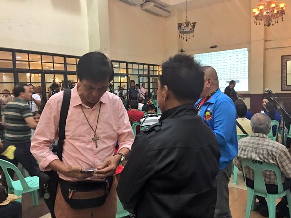 cebudailynews's tweet photo. Cebu City Mayor Michael Rama arrives at the canvassing area in City Hall. | #VotePH2016 via @santinoCDN @InqNational https://t.co/B1CSr9jauA