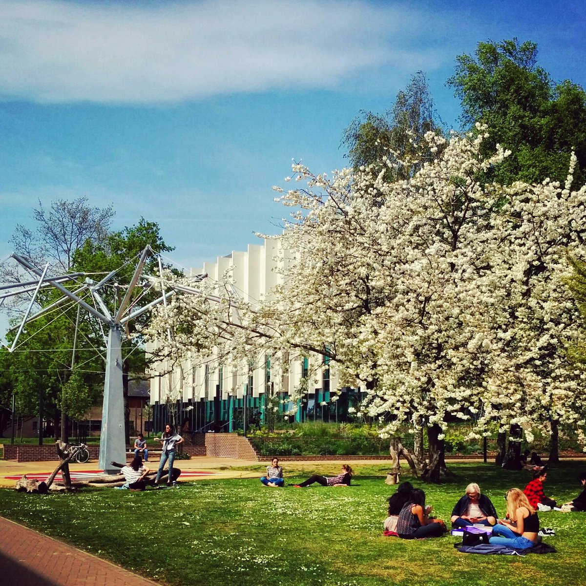 UniKentArts's tweet photo. The first day of term in Canterbury is looking rather lovely! #iamkent #universityofkent https://t.co/x0fqoh65k7