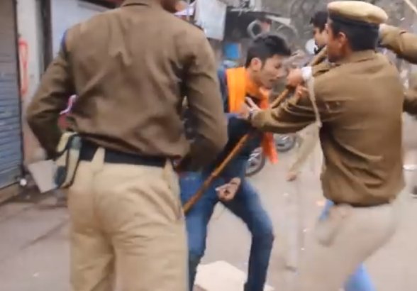 Born_Politician's tweet photo. UP Police distributing Degrees to people
.
.
.
.
.
.
.
3rd Degree !!!! #KejriwalSaySorry #RahulGandhi https://t.co/DgWh6T6TMA